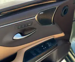 Lexus ES300h (Доступен в Автокредит)