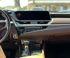 Lexus ES300h (Доступен в Автокредит)