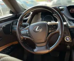 Lexus ES300h (Доступен в Автокредит)