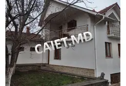 Vand 2 case cu un teren de 670 mp la Buiukani, nu departe de centrul orasului.